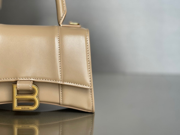 Ba*len*cia*ga hourglass