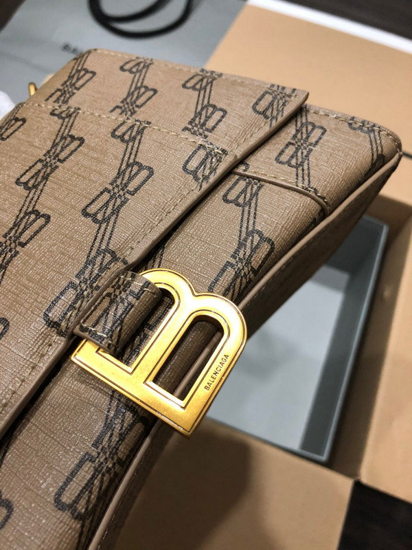 Ba*len*cia*ga hourglass