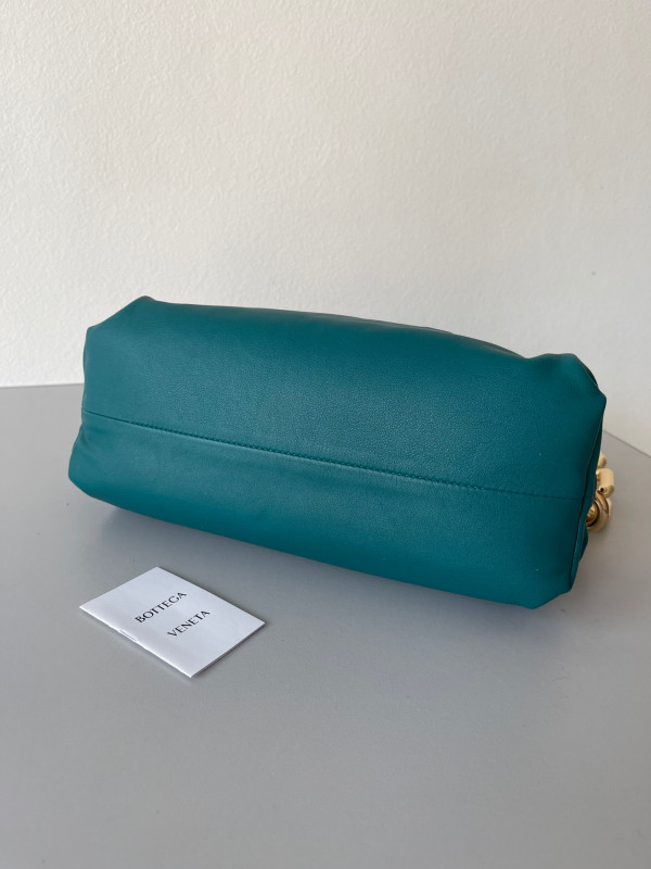 bo*te*ga Ve*ne*ta the chain pouch