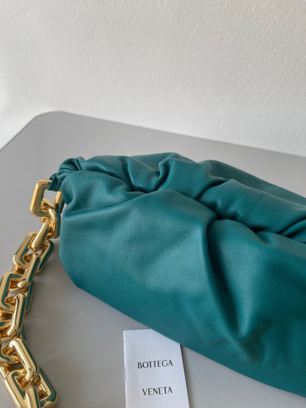 bo*te*ga Ve*ne*ta the chain pouch