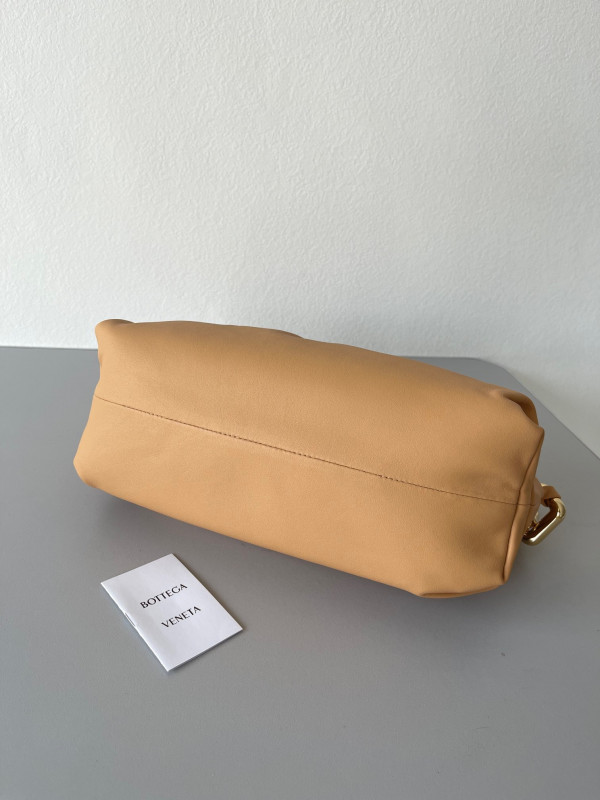 bo*te*ga Ve*ne*ta the chain pouch