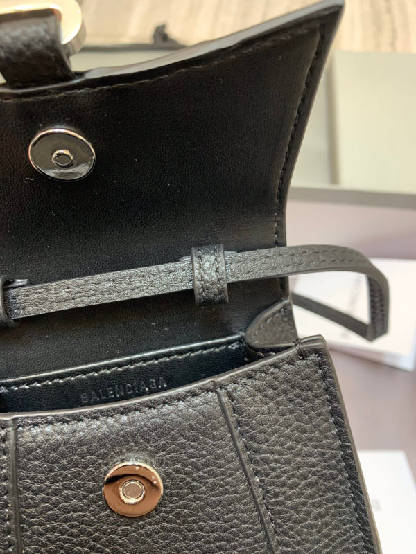 Ba*len*cia*ga hourglass