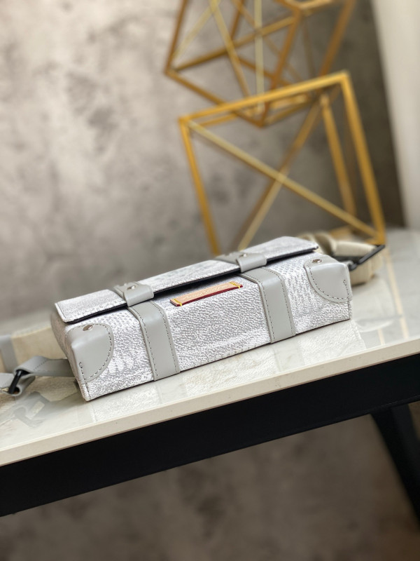 l0*is V*t0n trunk slingbag