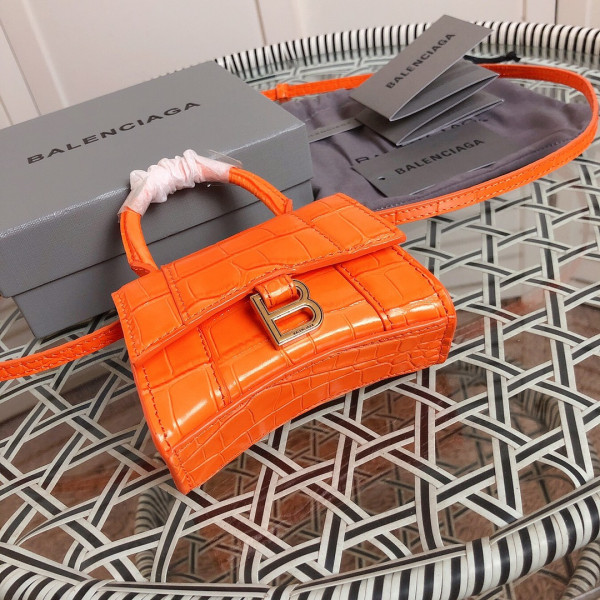 Ba*len*cia*ga hourglass