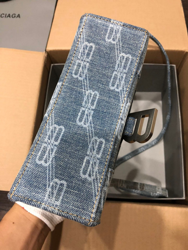 Ba*len*cia*ga hourglass