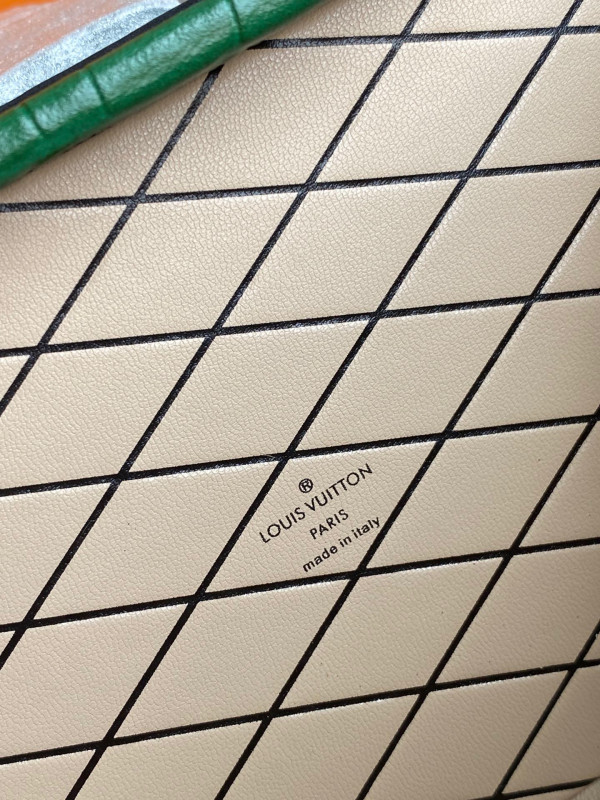 l0*is V*t0n petite malle