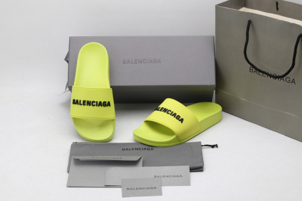 Ba*len*cia*ga pool slide sandal