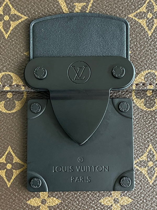 l0*is V*t0n s lock a4 pouch