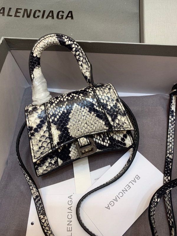 Ba*len*cia*ga hourglass