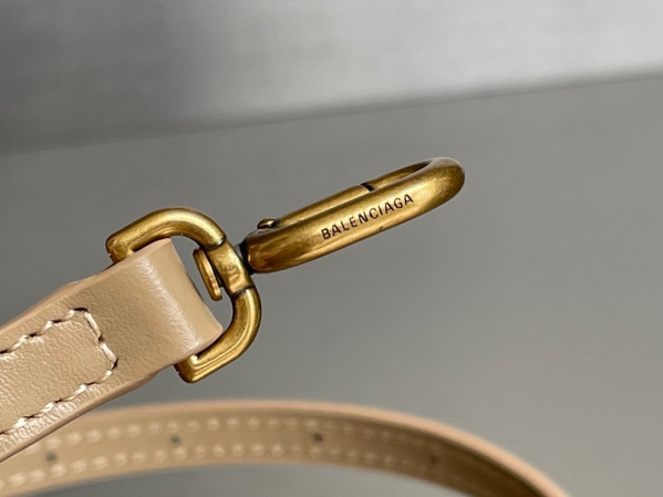 Ba*len*cia*ga hourglass