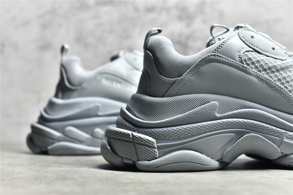 Ba*len*cia*ga triple s