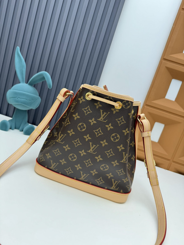 l0*is V*t0n noÉ (different size)