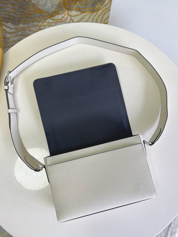 l0*is V*t0n new flap messenger