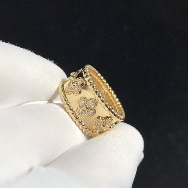 V*N CL*F & arpels  perlée clovers ring