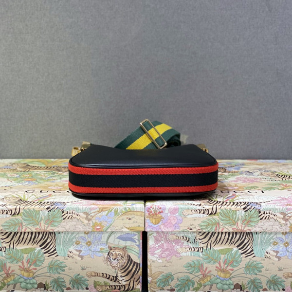 G*u*i attache small shoulder bag