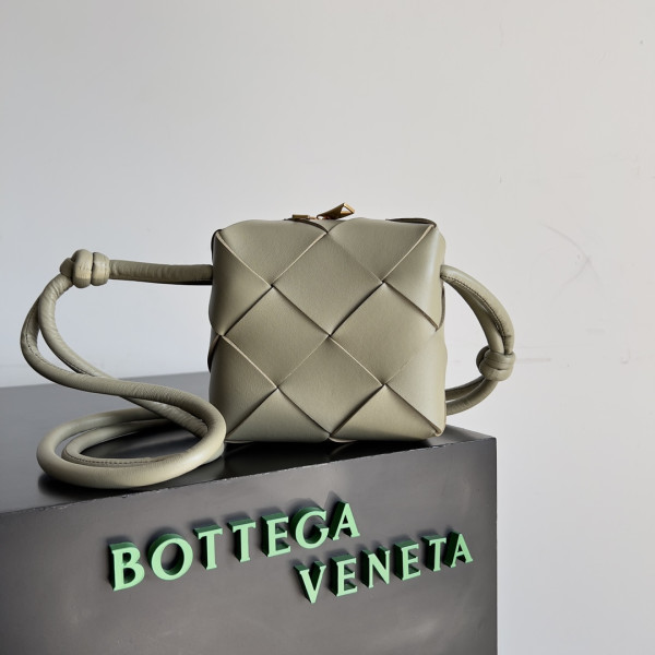 bo*te*ga Ve*ne*ta mini cassette camera bag