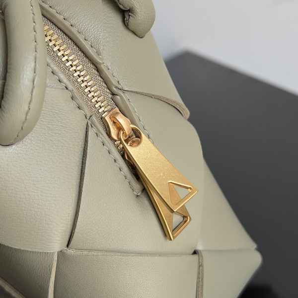 bo*te*ga Ve*ne*ta mini cassette camera bag