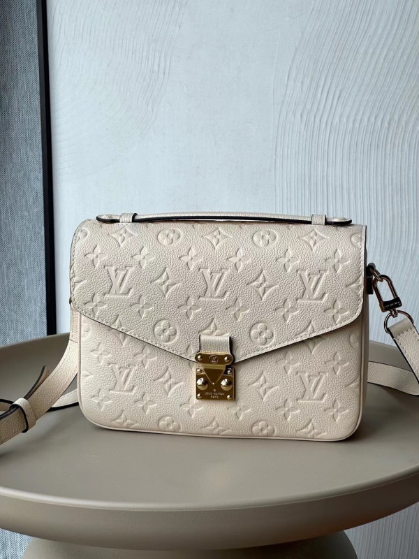 l0*is V*t0n pochette metis east west