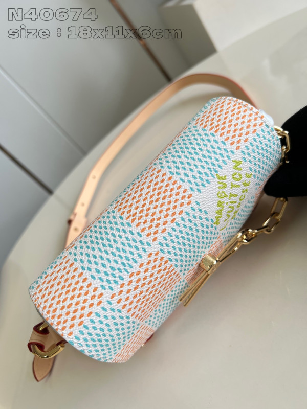 l0*is V*t0n steamer wearable wallet-18*11*6.5cm