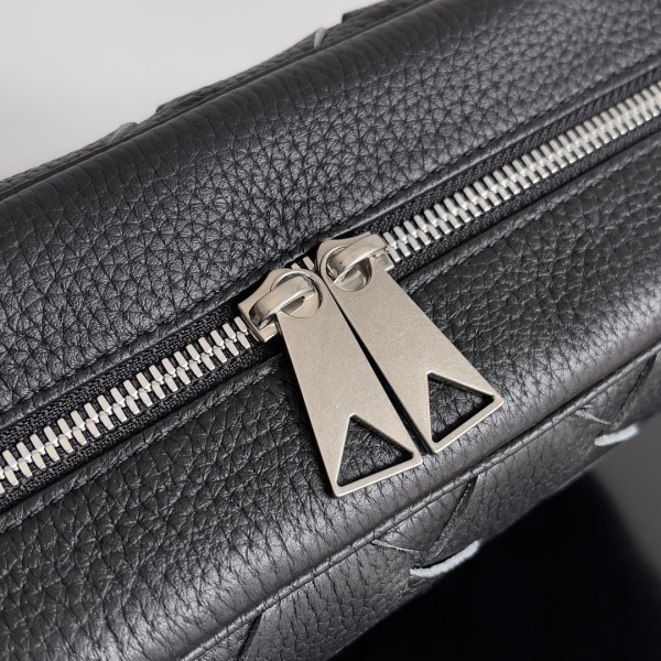 bo*te*ga Ve*ne*ta medium intrecciato camera bag