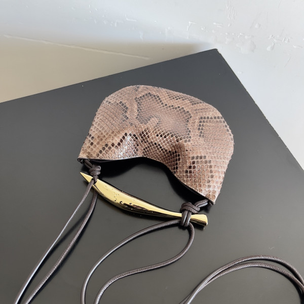 bo*te*ga Ve*ne*ta baby sardine