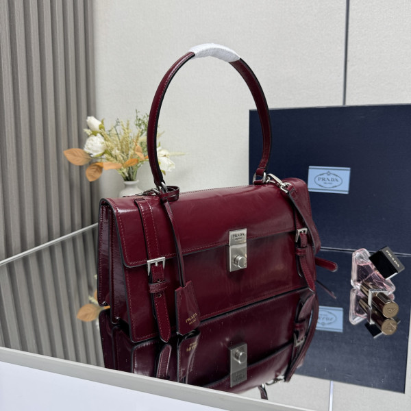 Pra*a medium leather handbag