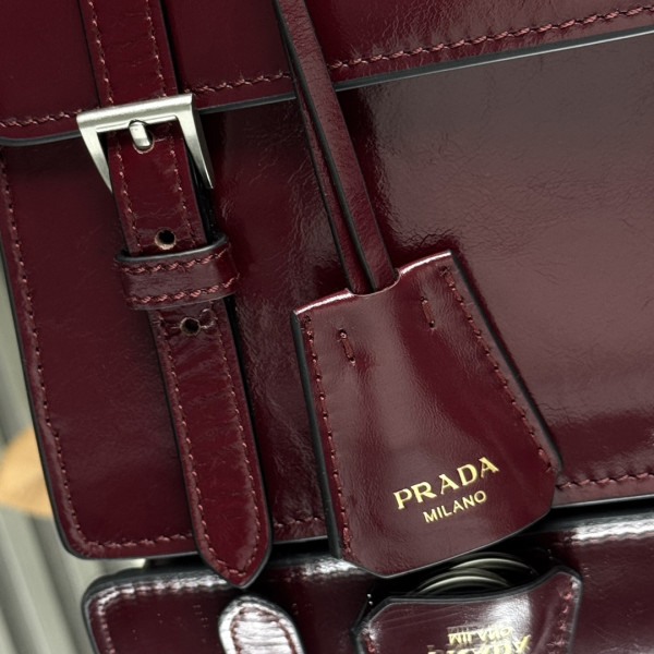 Pra*a medium leather handbag