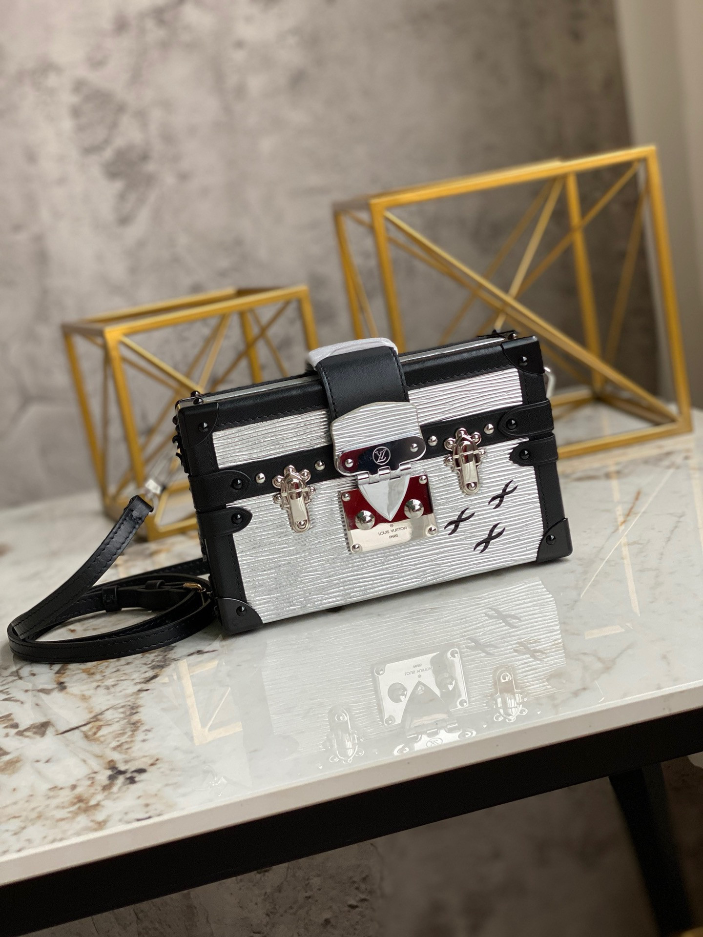 l0*is V*t0n petite malle