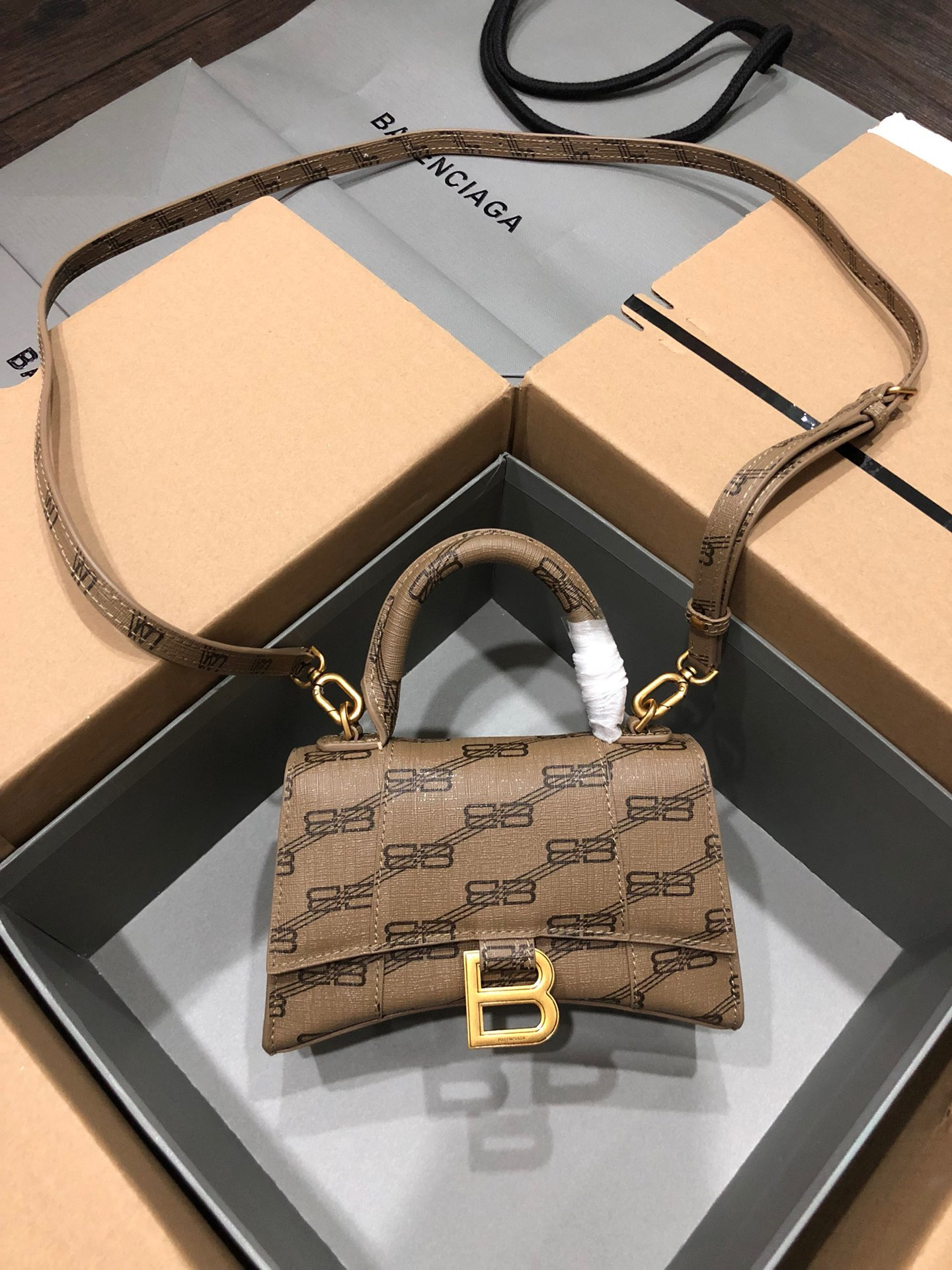 Ba*len*cia*ga hourglass