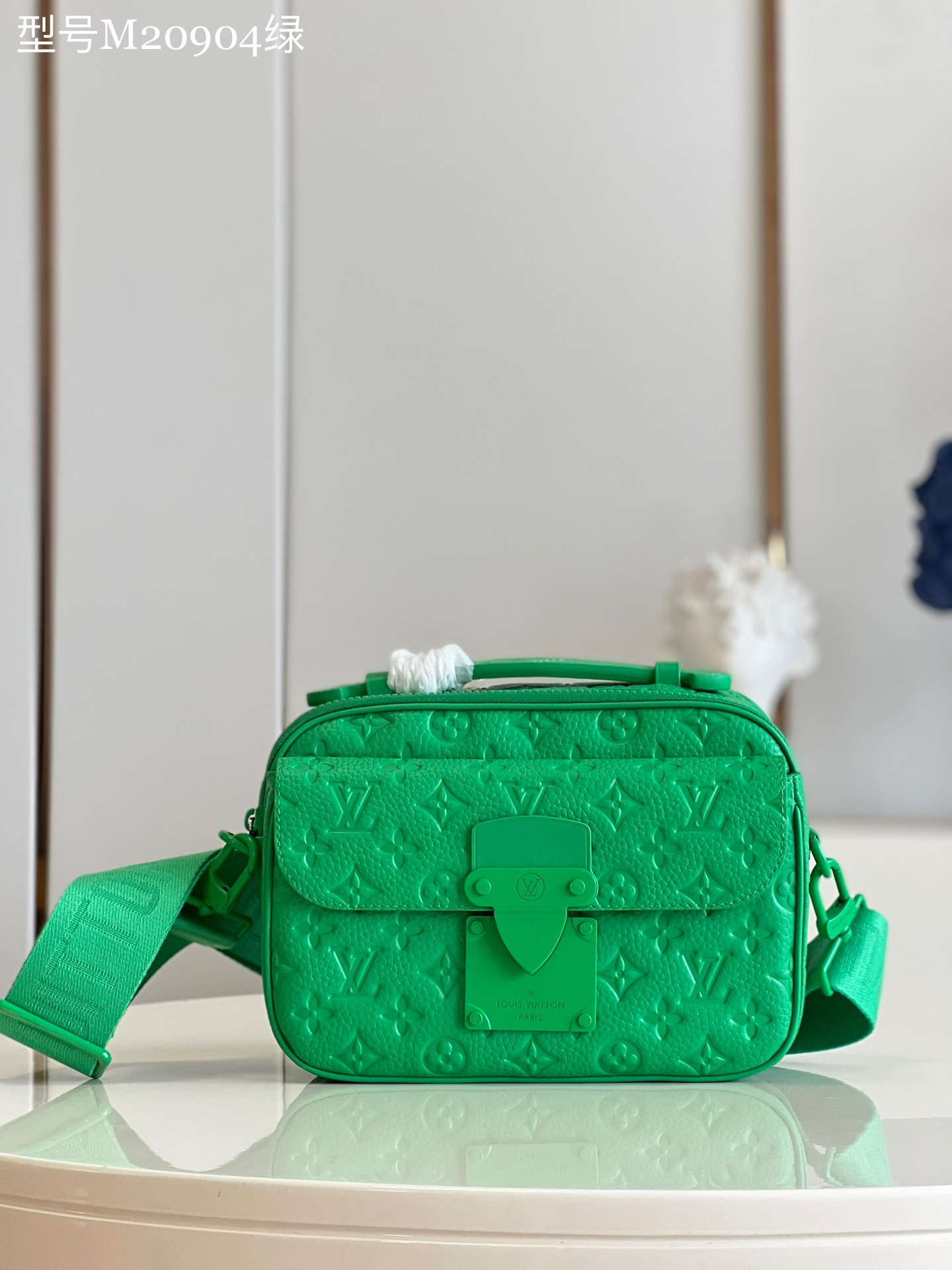 l0*is V*t0n s lock messenger