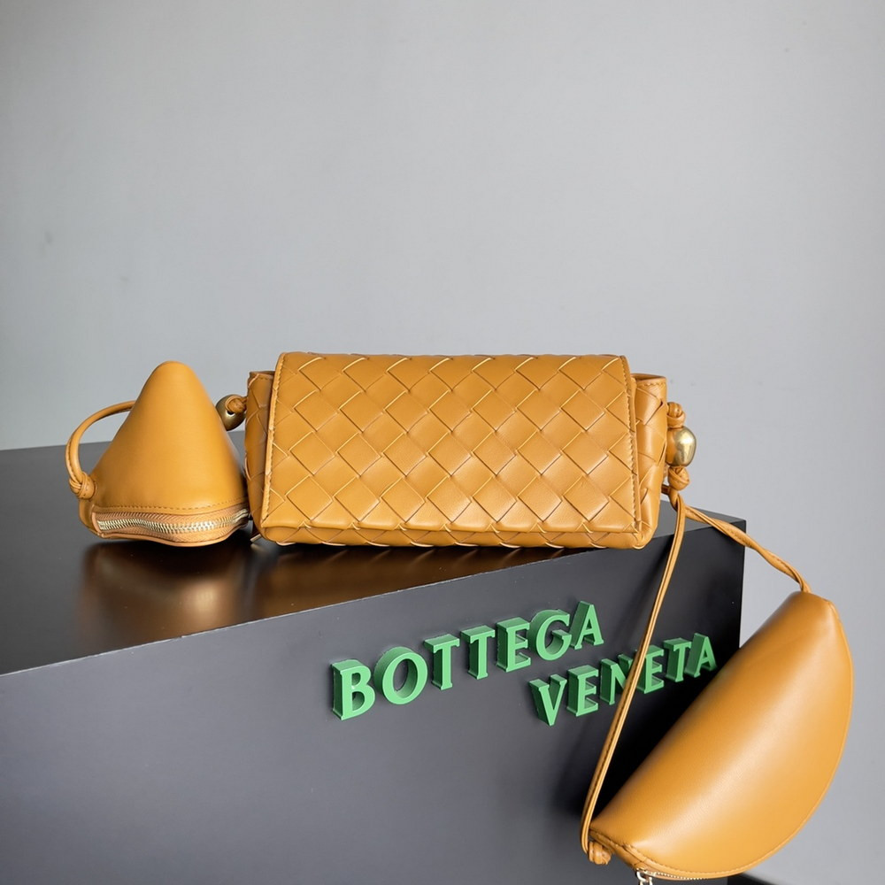 bo*te*ga Ve*ne*ta pouch on strap