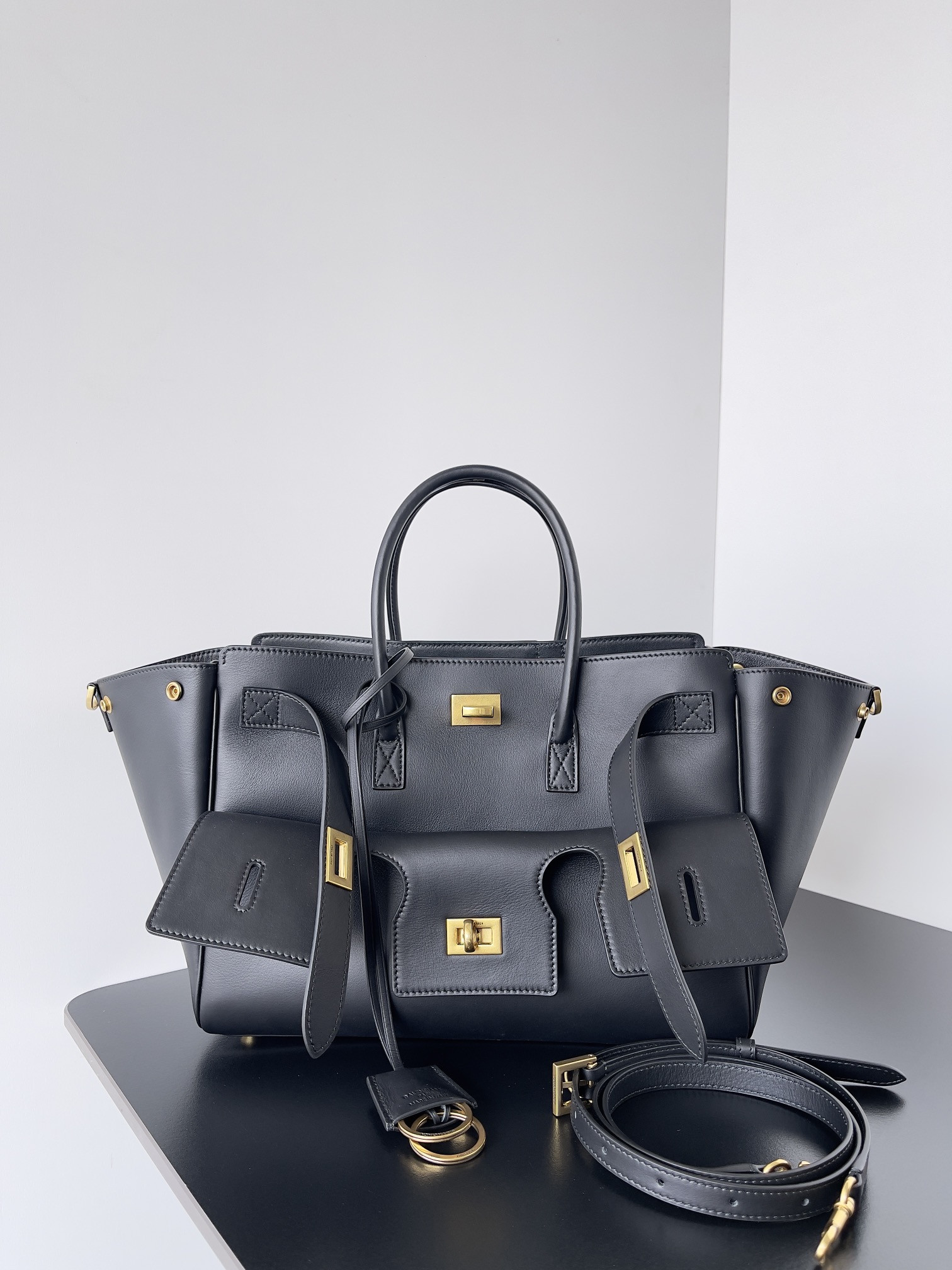 Ba*len*cia*ga women's bel air small carry all bag