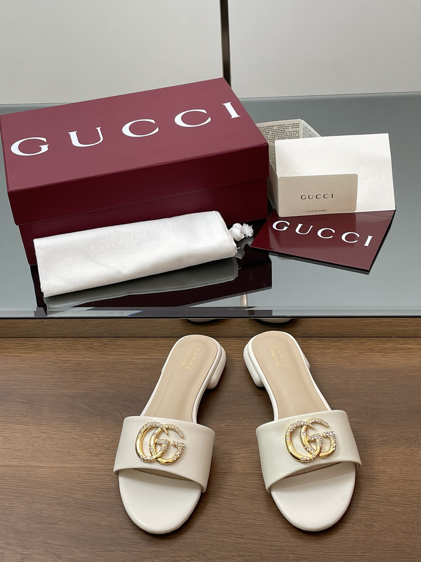 G*u*i women's sandal